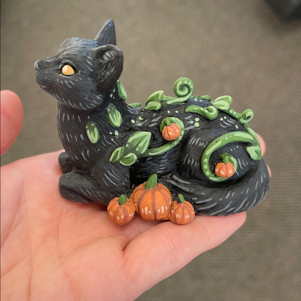 Hand-Painted Black Pumpkin Vine Cat Figurine - Decorative Pet-Themed Accent
